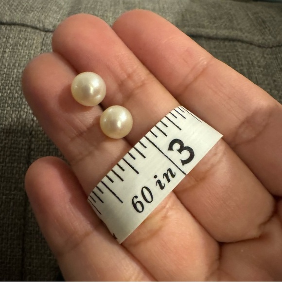 ⚜️3 for $30⚜️ Vintage Faux Pearl Stud Earrings (Cream, Ivory, Pierced) - Picture 4 of 4